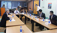 代表團與研究院院長黃永成教授（左一）會晤